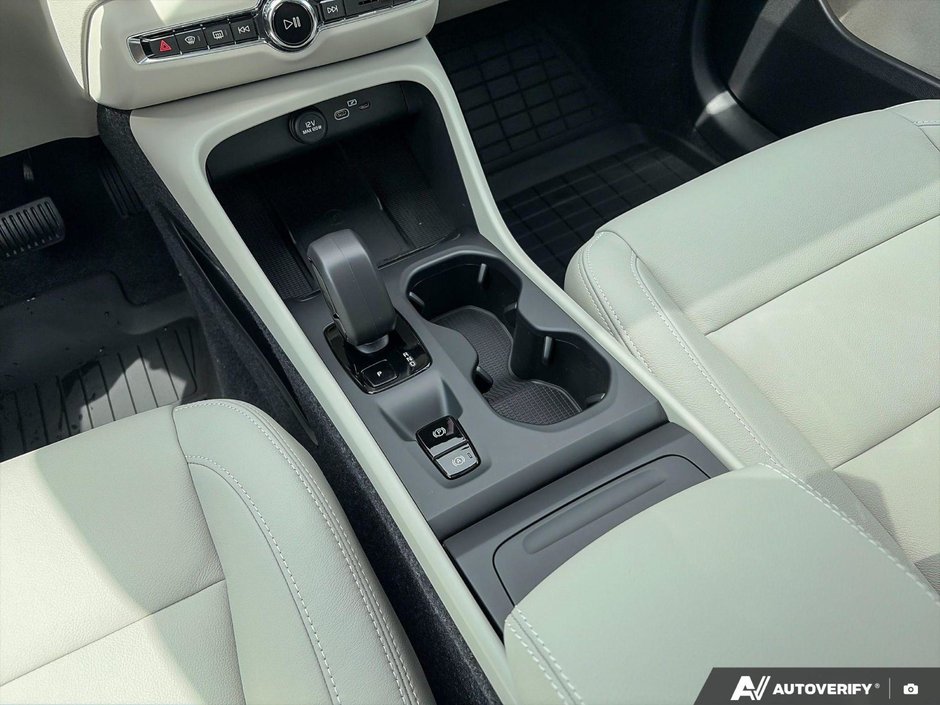 2026 Volvo XC40 Core Dark Theme-17
