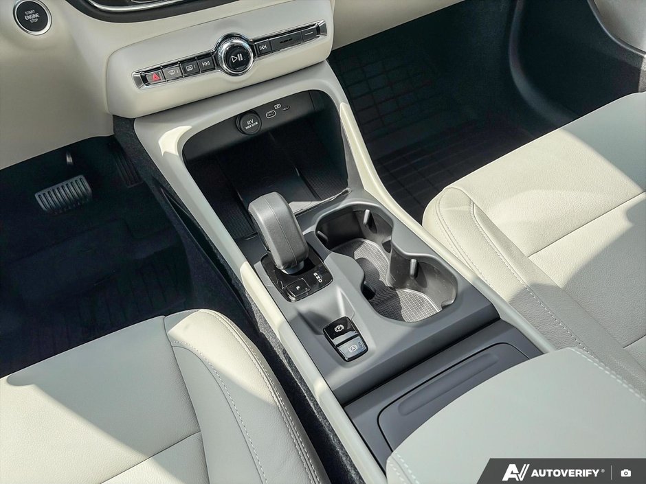2026 Volvo XC40 Core Dark Theme-1