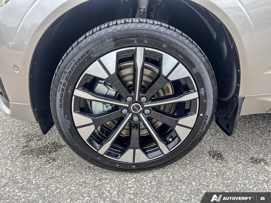 2026 Volvo XC60 Plug-In Hybrid Plus Dark Theme-9