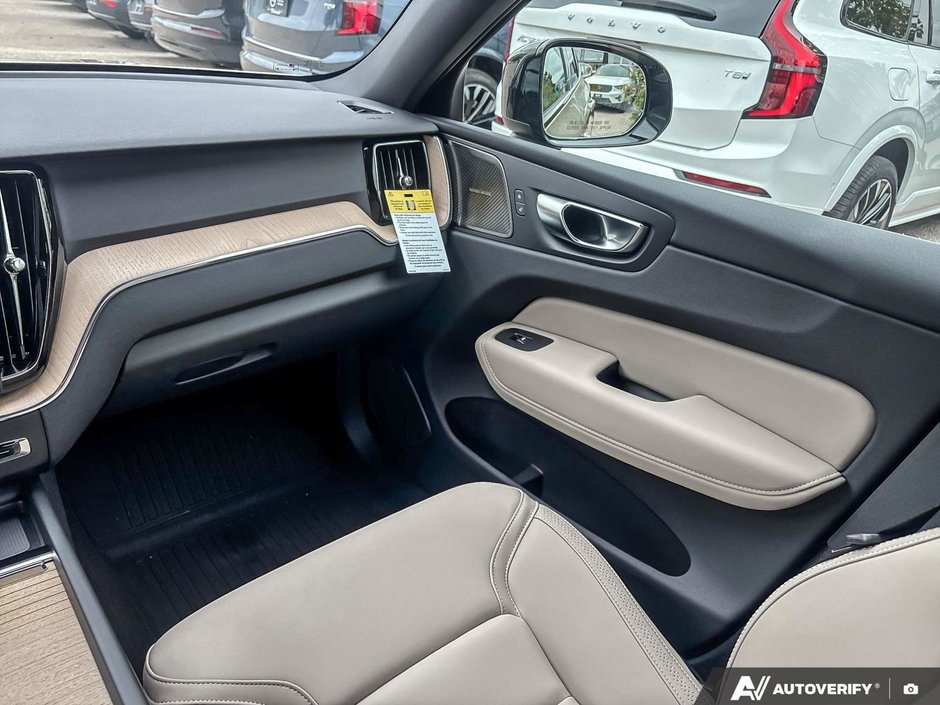 2026 Volvo XC60 Plug-In Hybrid Plus Dark Theme-25