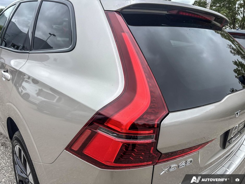 2026 Volvo XC60 Plug-In Hybrid Plus Dark Theme-12