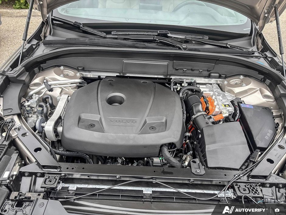 2026 Volvo XC60 Plug-In Hybrid Plus Dark Theme-7