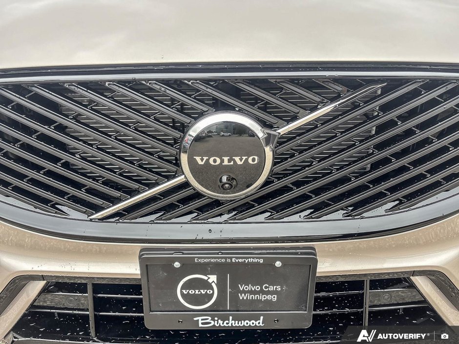 2026 Volvo XC60 Plug-In Hybrid Plus Dark Theme-6