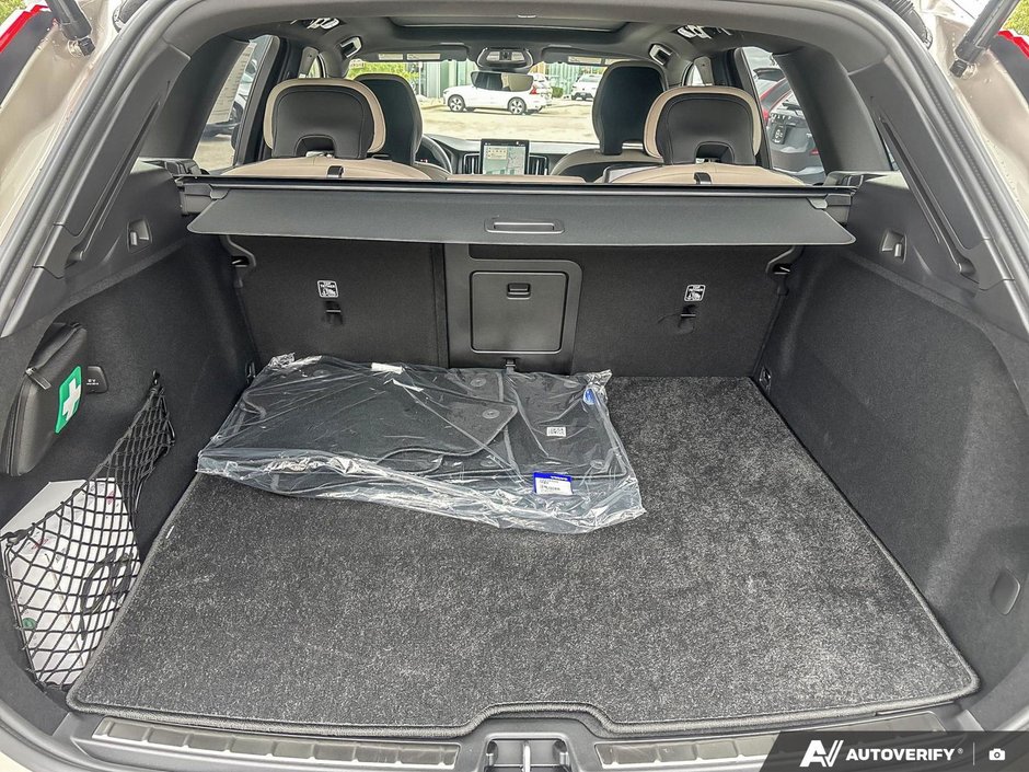 2026 Volvo XC60 Plug-In Hybrid Plus Dark Theme-8