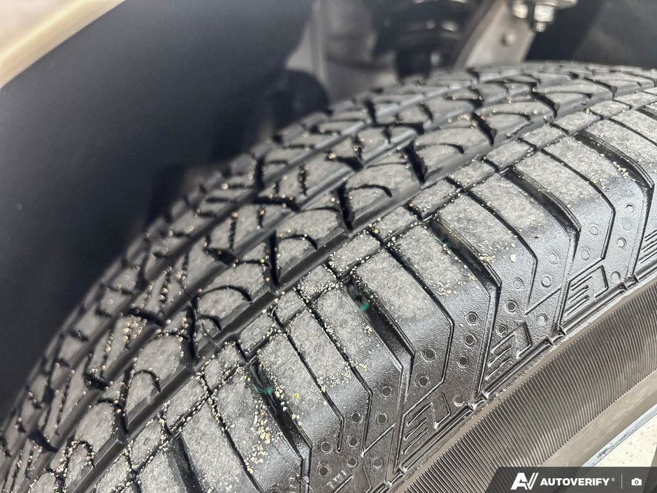 2026 Volvo XC60 Plug-In Hybrid Plus Dark Theme-10