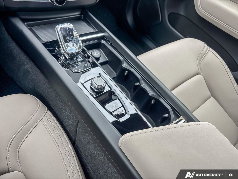 2026 Volvo XC60 Plug-In Hybrid Plus Dark Theme-18