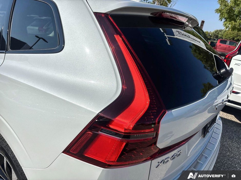 2026 Volvo XC60 Plug-In Hybrid Plus Dark Theme-12