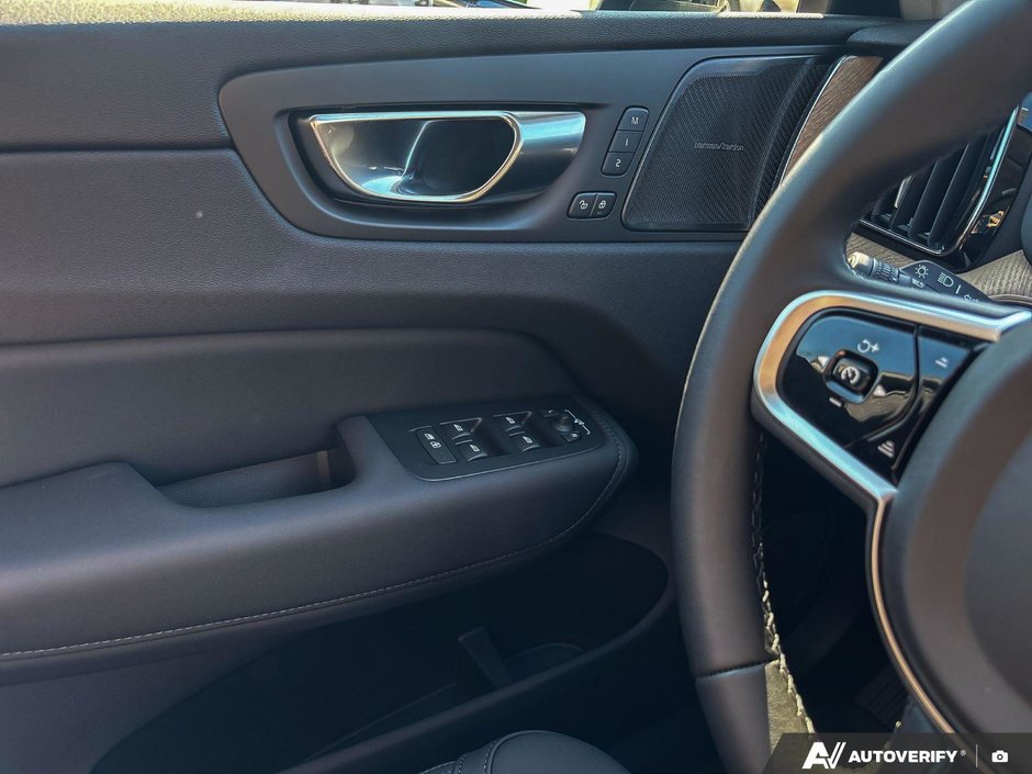 2026 Volvo XC60 Plug-In Hybrid Plus Dark Theme-17