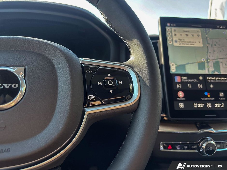 2026 Volvo XC60 Plug-In Hybrid Plus Dark Theme-16