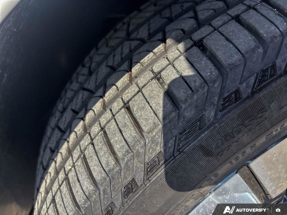 2026 Volvo XC60 Plug-In Hybrid Plus Dark Theme-10