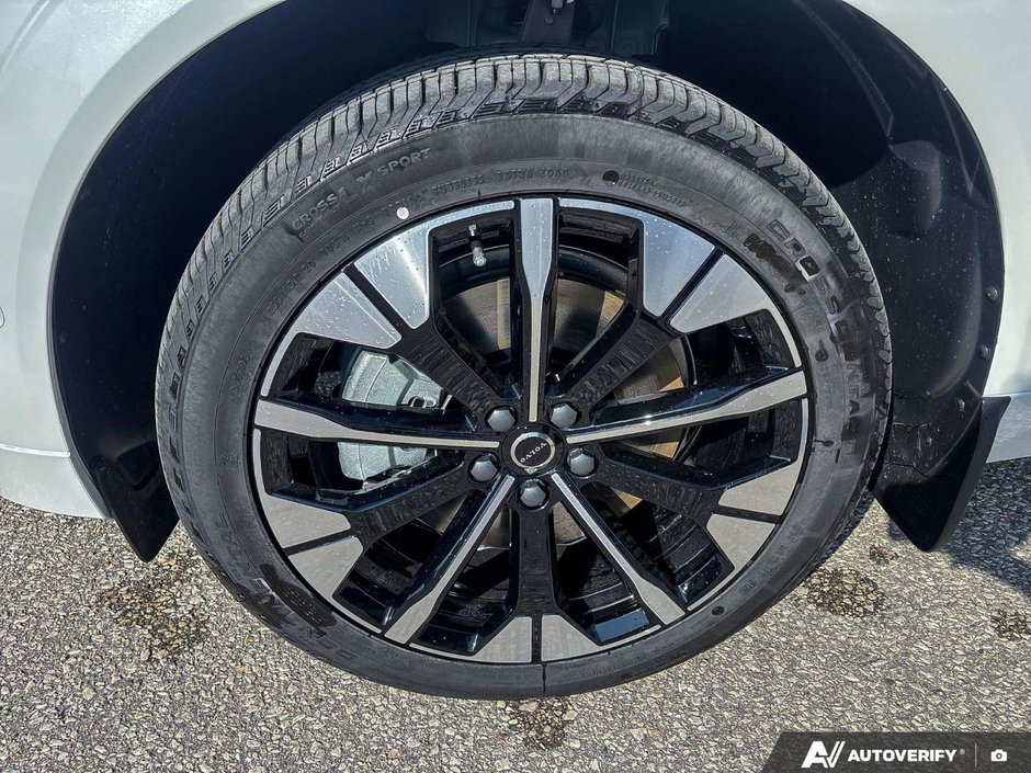 2026 Volvo XC60 Plug-In Hybrid Plus Dark Theme-9