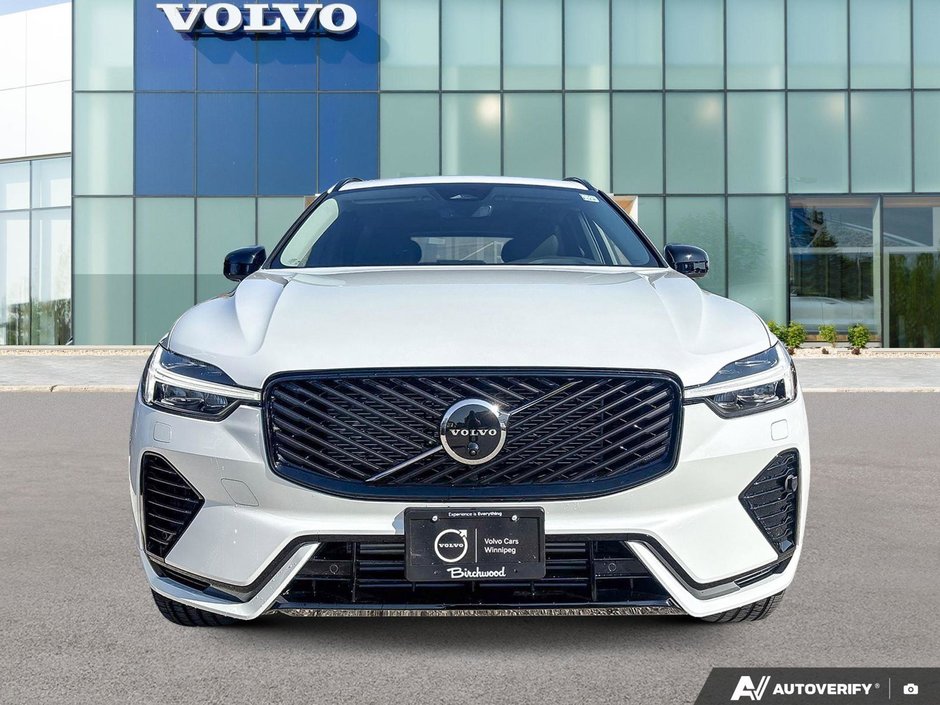 2026 Volvo XC60 Plug-In Hybrid Plus Dark Theme-5