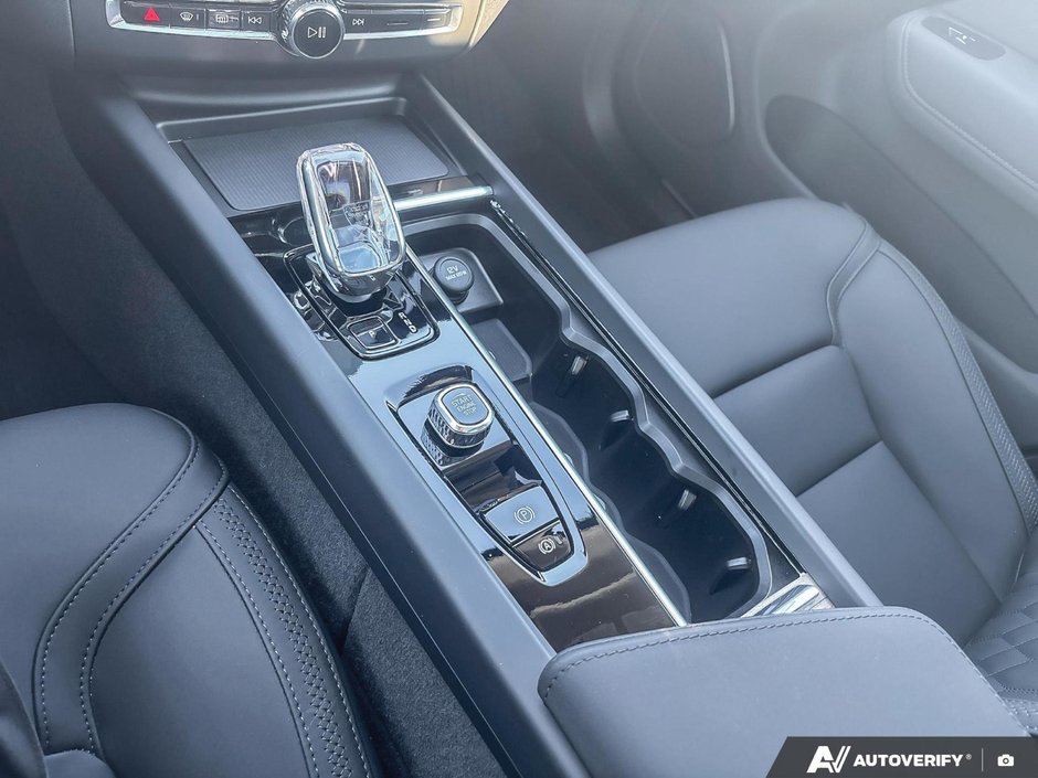 2026 Volvo XC60 Plug-In Hybrid Plus Dark Theme-17