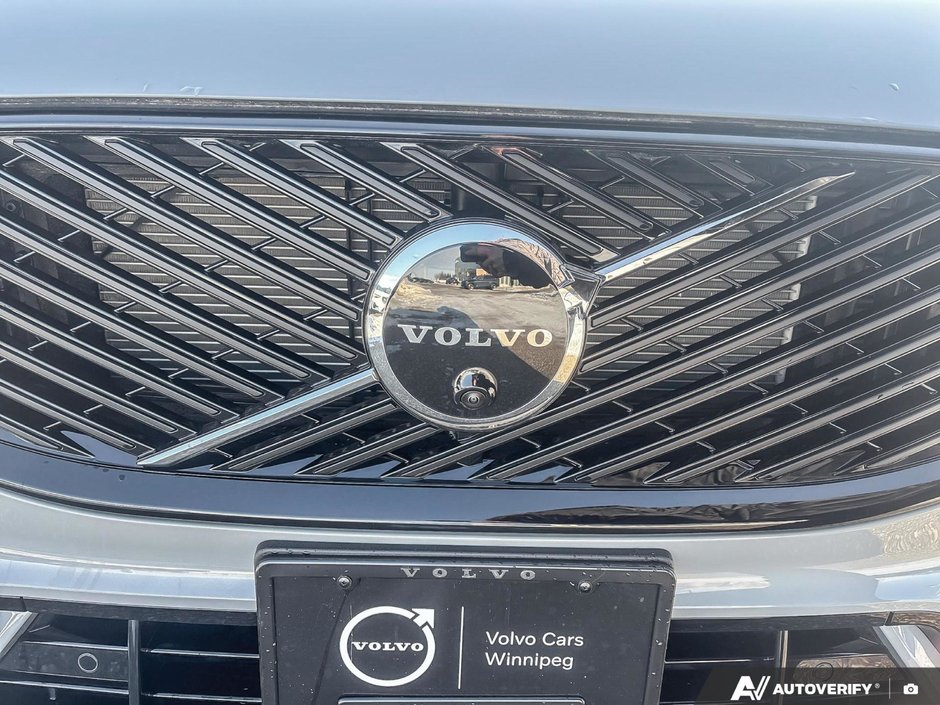 2026 Volvo XC60 Plug-In Hybrid Plus Dark Theme-5
