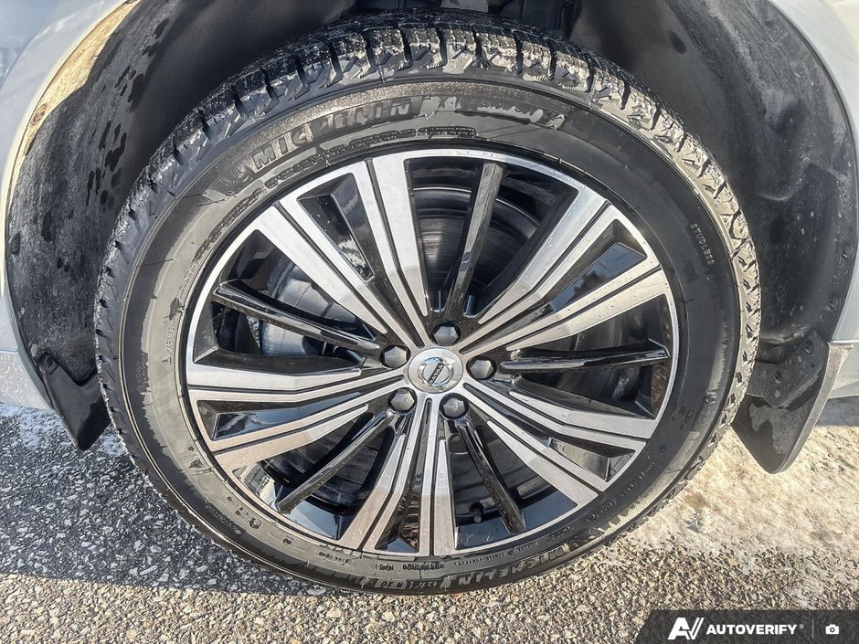 2026 Volvo XC60 Plug-In Hybrid Plus Dark Theme-8