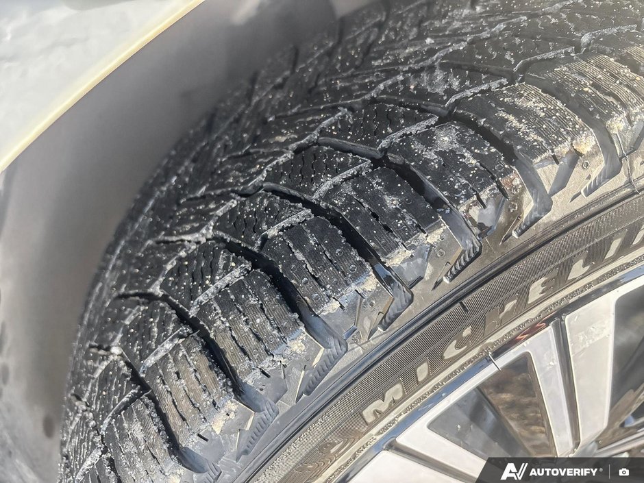 2026 Volvo XC60 Plug-In Hybrid Plus Dark Theme-9