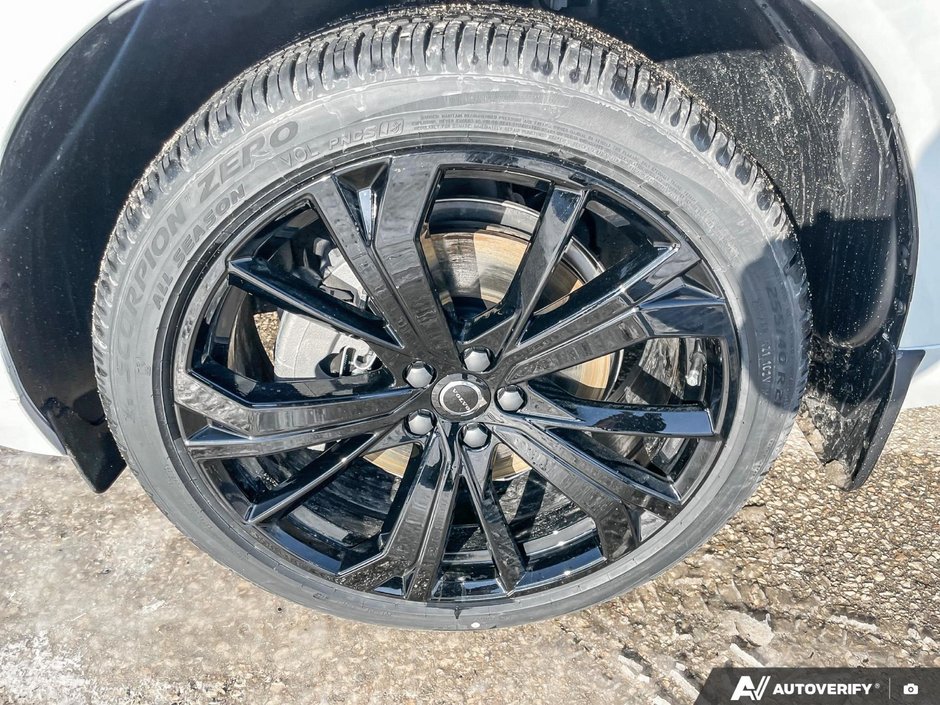 2026 Volvo XC60 Plug-In Hybrid Ultra Black Edition-8