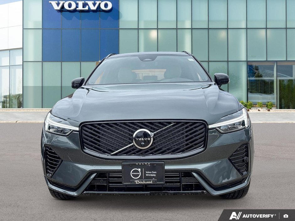 2026 Volvo XC60 Plug-In Hybrid Plus Dark Theme-5