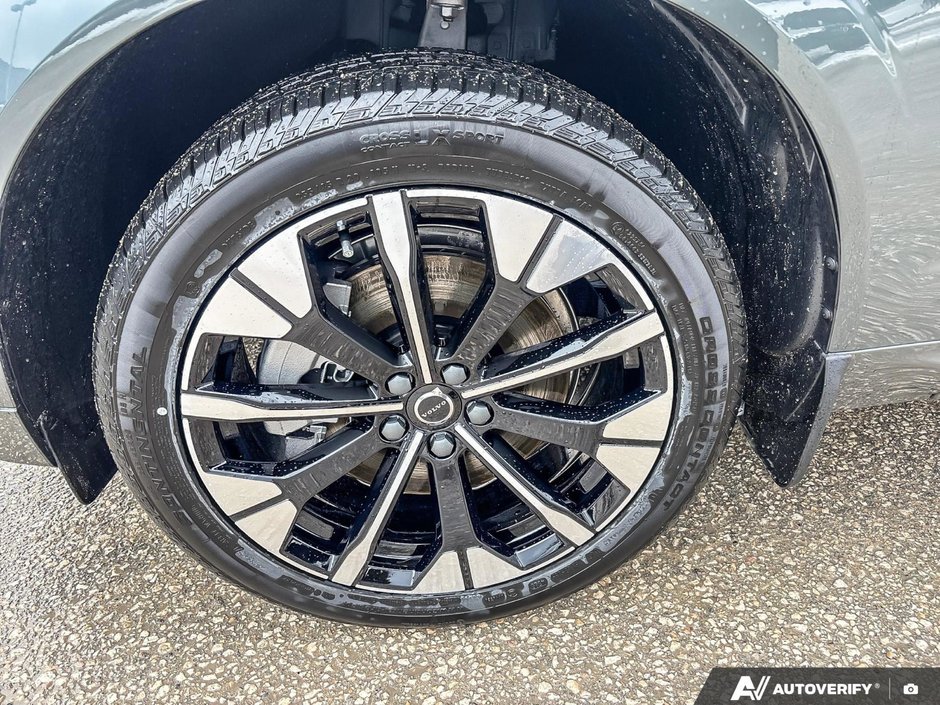 2026 Volvo XC60 Plug-In Hybrid Plus Dark Theme-9