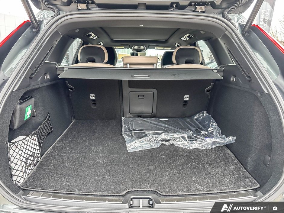 2026 Volvo XC60 Plug-In Hybrid Plus Dark Theme-8