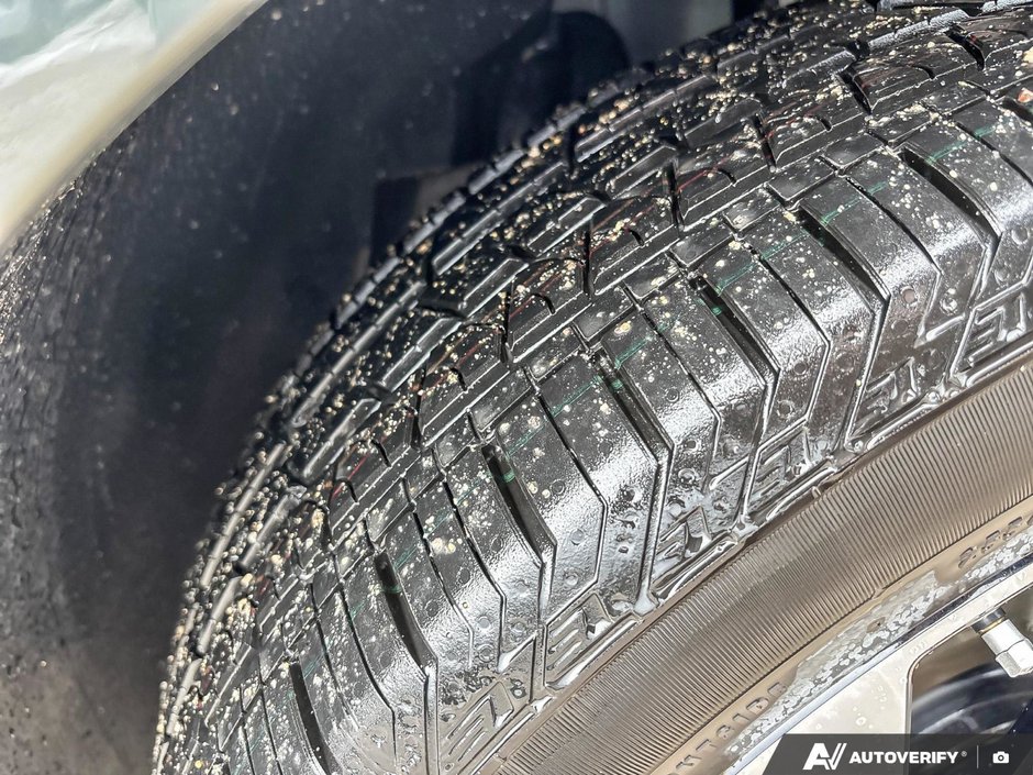 2026 Volvo XC60 Plug-In Hybrid Plus Dark Theme-10