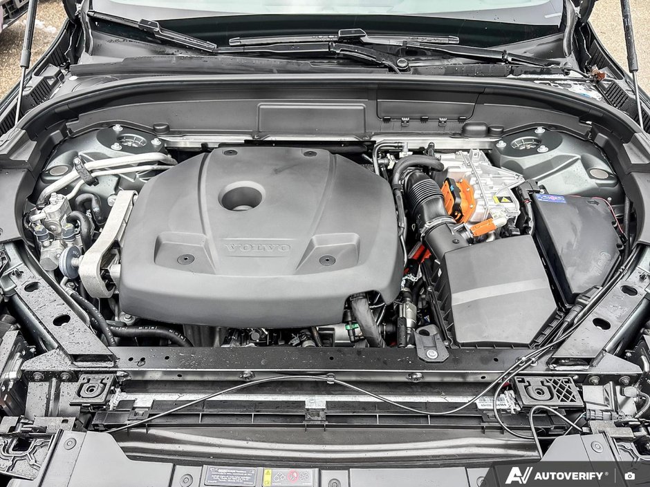 2026 Volvo XC60 Plug-In Hybrid Plus Dark Theme-7