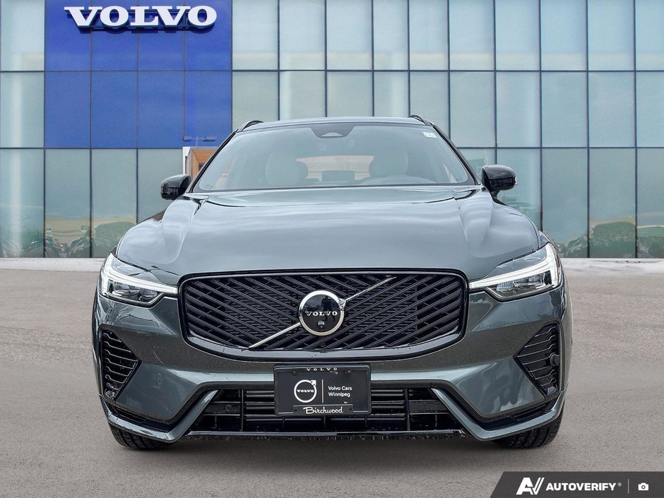 2026 Volvo XC60 Plug-In Hybrid Plus Dark Theme-5