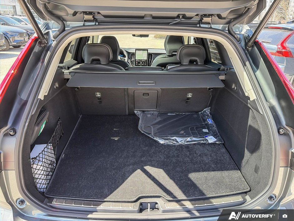 2026 Volvo XC60 Plug-In Hybrid Ultra Dark Theme-8