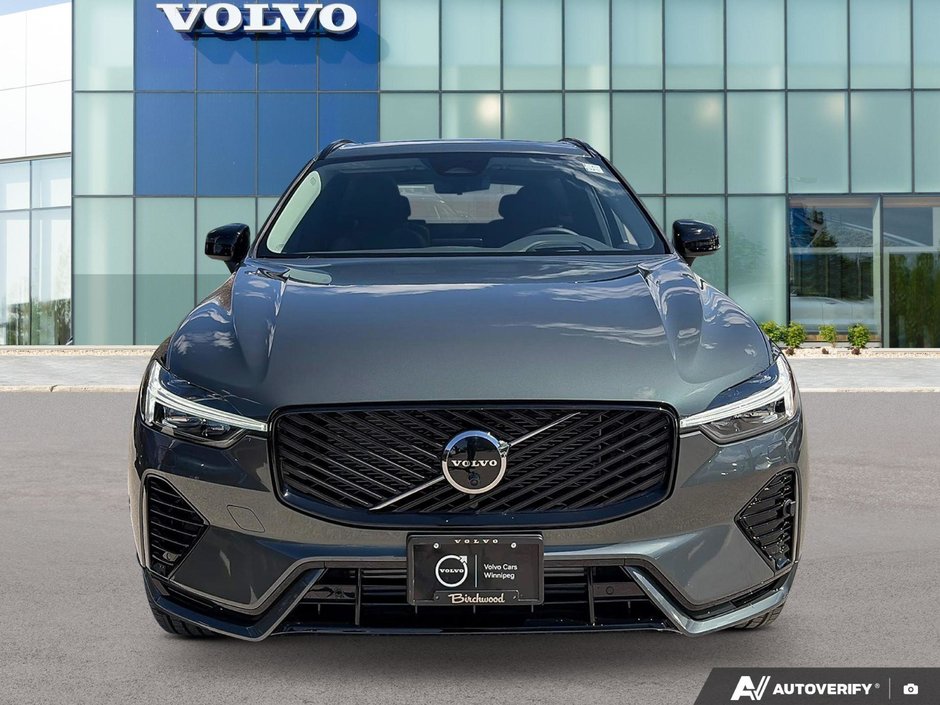 2026 Volvo XC60 Plug-In Hybrid Ultra Dark Theme-5