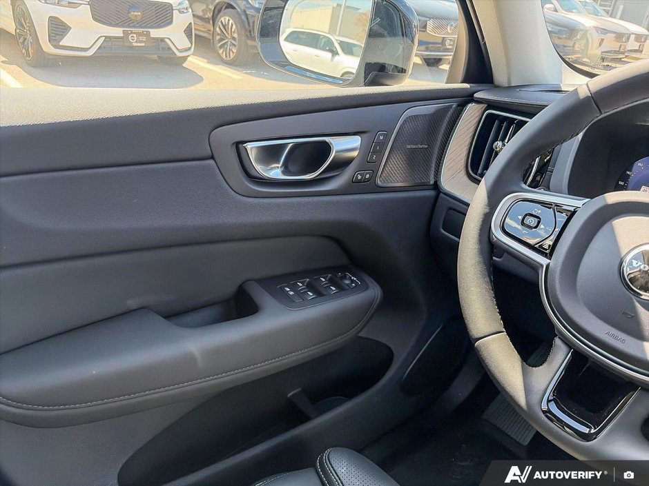 2026 Volvo XC60 Plug-In Hybrid Ultra Dark Theme-17