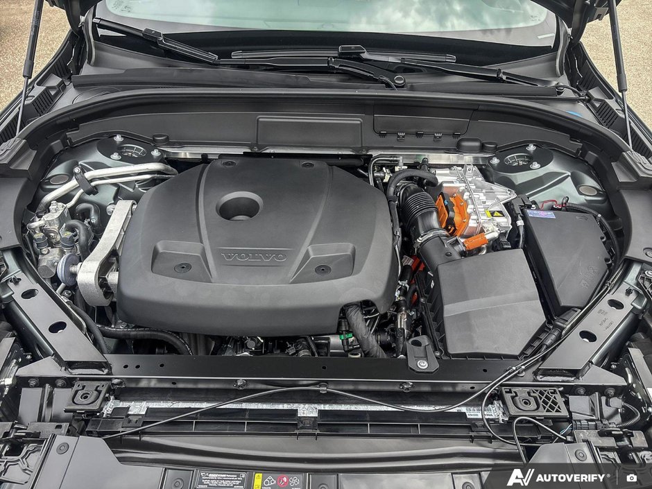 2026 Volvo XC60 Plug-In Hybrid Plus Dark Theme-7