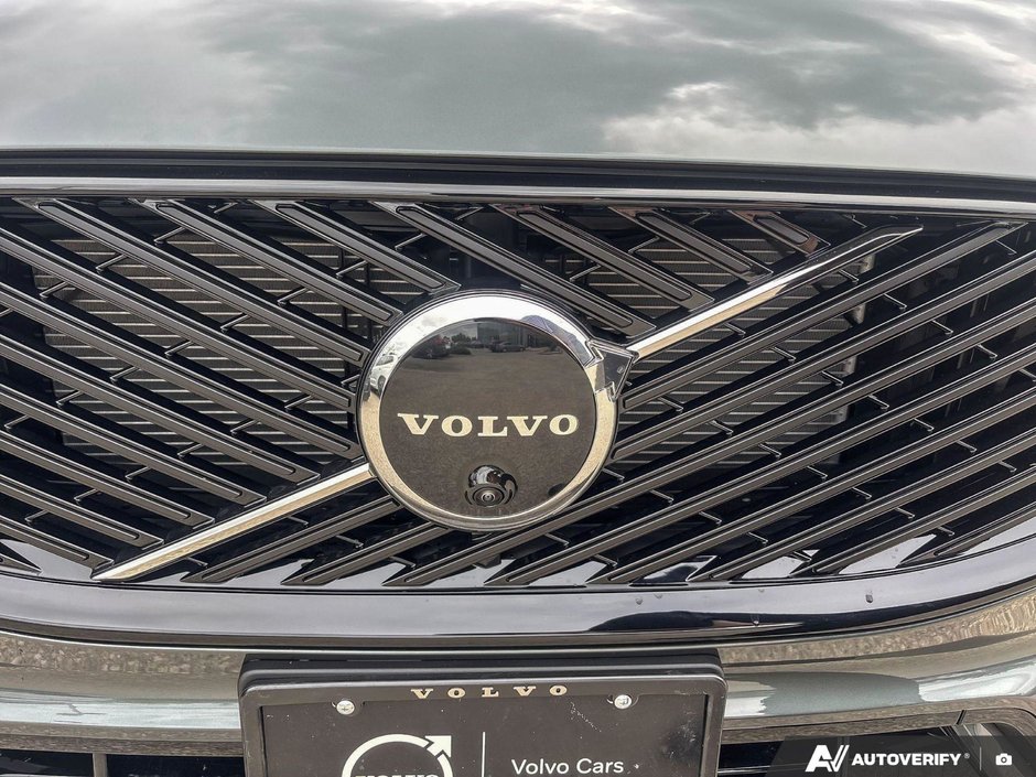 2026 Volvo XC60 Plug-In Hybrid Plus Dark Theme-6