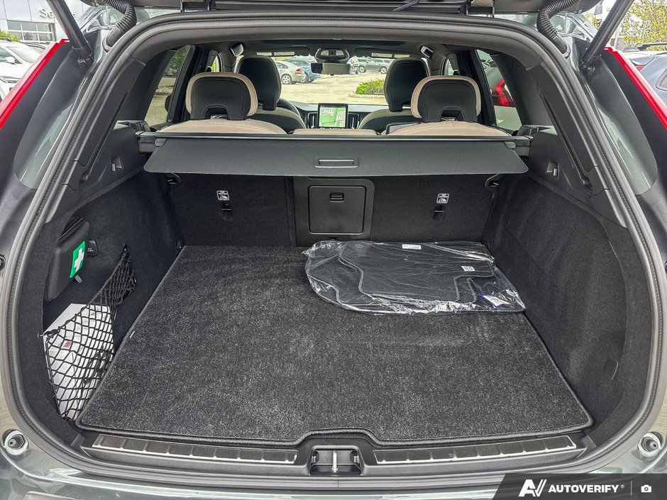 2026 Volvo XC60 Plug-In Hybrid Plus Dark Theme-8