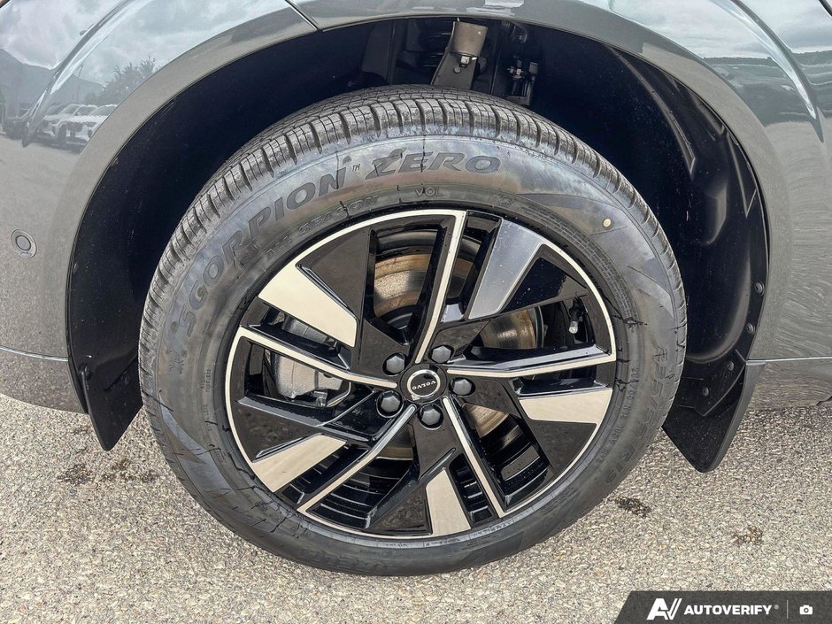 2026 Volvo XC60 Plug-In Hybrid Plus Dark Theme-9