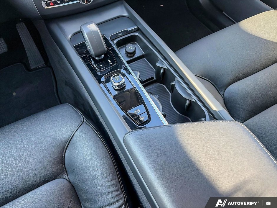 2024 Volvo XC60 Recharge Core Dark Theme-18