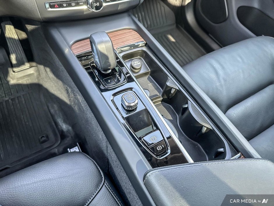 2023 Volvo XC60 Plus Bright Theme-18