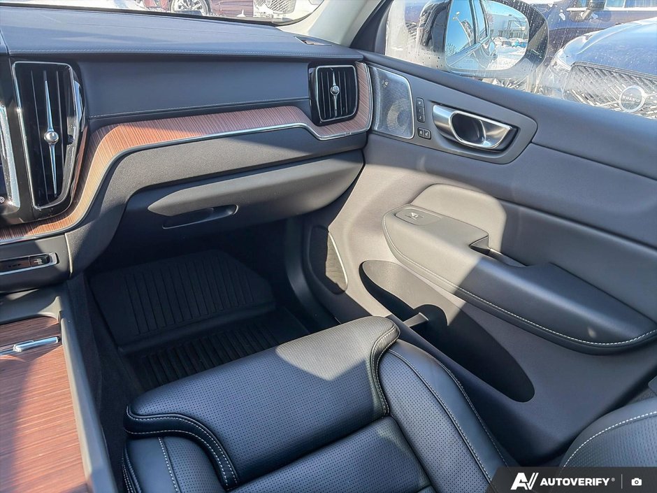 2023 Volvo XC60 Ultimate Dark Theme-24