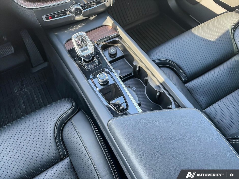 2023 Volvo XC60 Ultimate Dark Theme-17