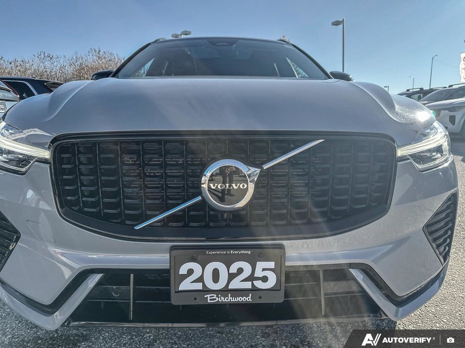 2025 Volvo XC60 Core Dark Theme-6