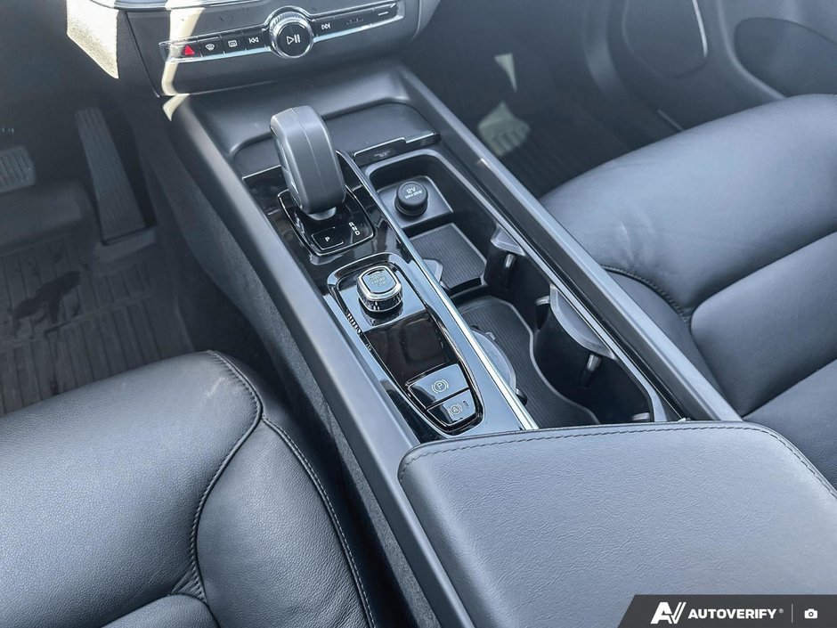 2025 Volvo XC60 Core Dark Theme-18