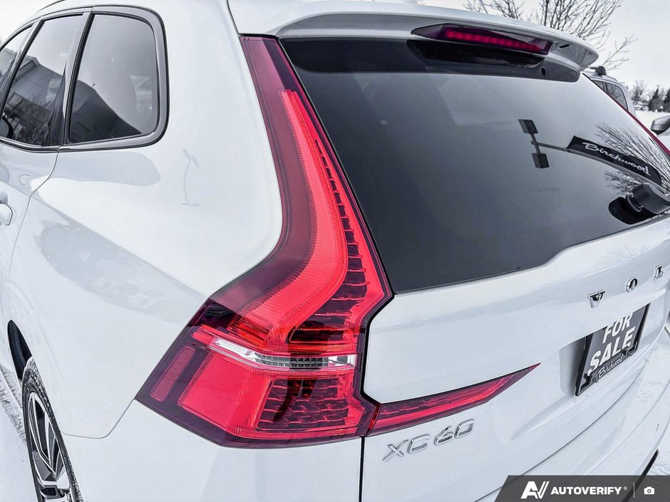 2025 Volvo XC60 Plus Dark Theme-12