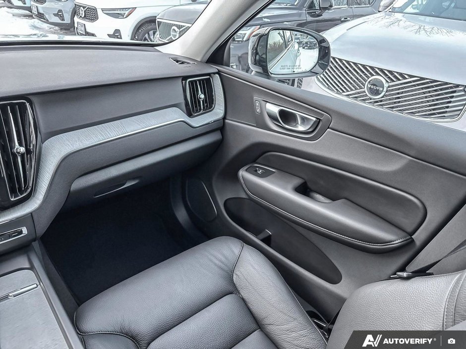 2025 Volvo XC60 Plus Dark Theme-25