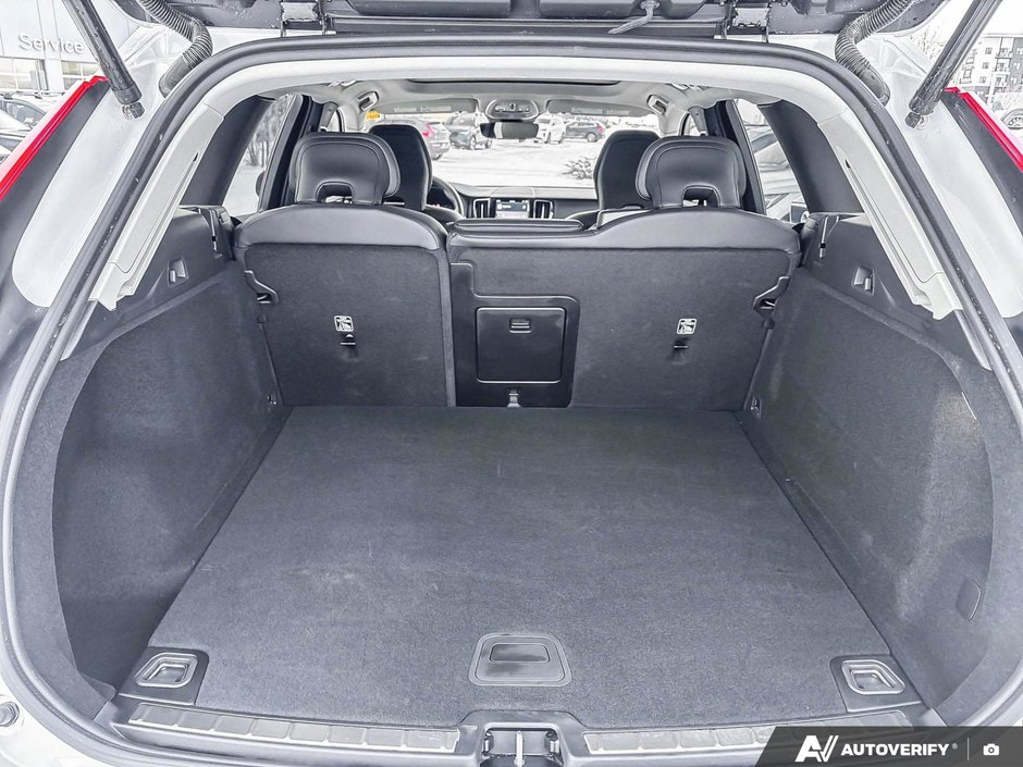 2025 Volvo XC60 Plus Dark Theme-8