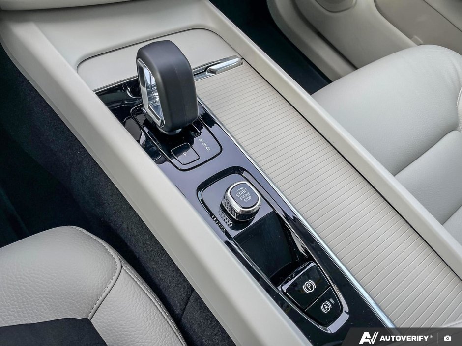 2025 Volvo XC60 Core Dark Theme-17