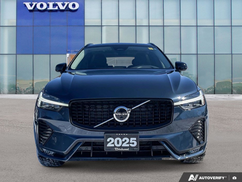 2025 Volvo XC60 Plus Dark Theme-4