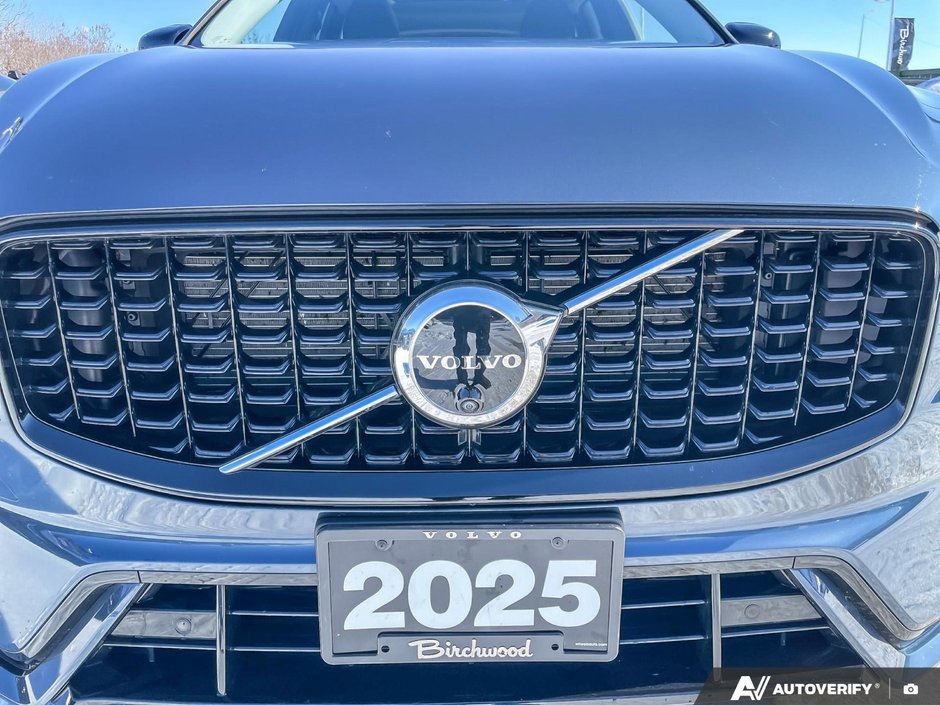 2025 Volvo XC60 Plus Dark Theme-5