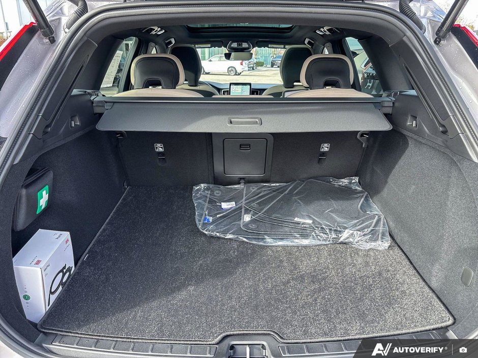 2026 Volvo XC60 Core Dark Theme-8