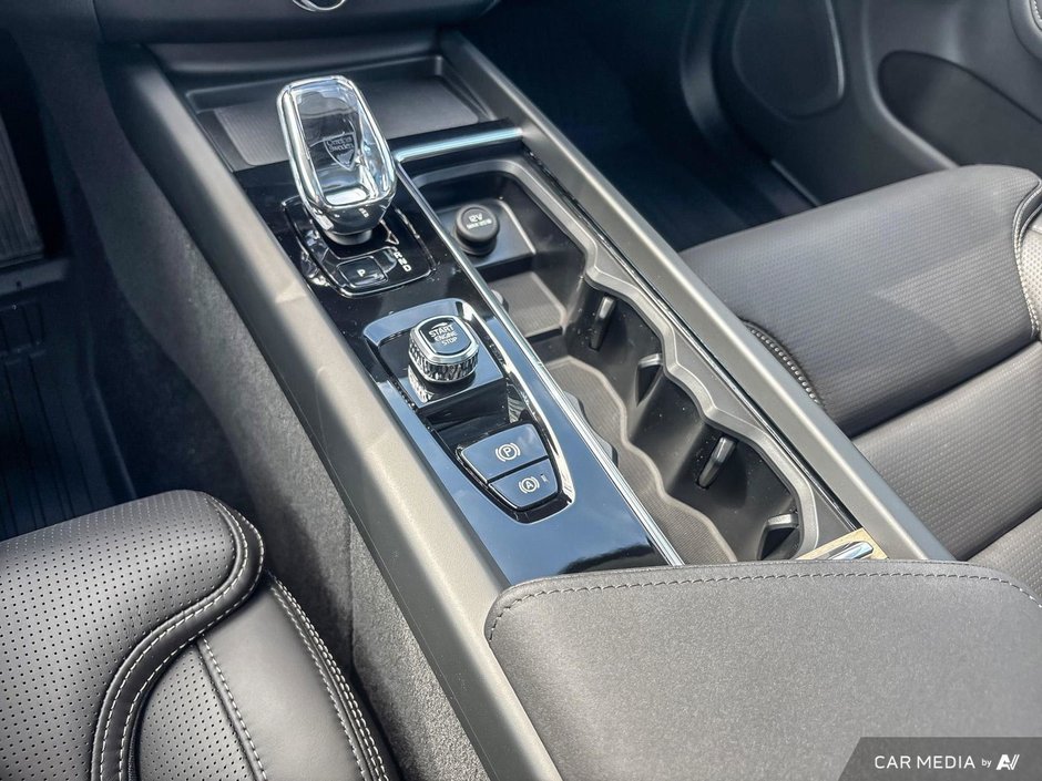 2026 Volvo XC60 Ultra Dark Theme-18