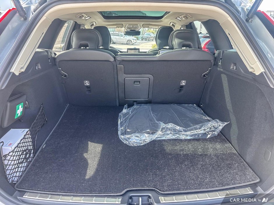 2026 Volvo XC60 Ultra Dark Theme-8