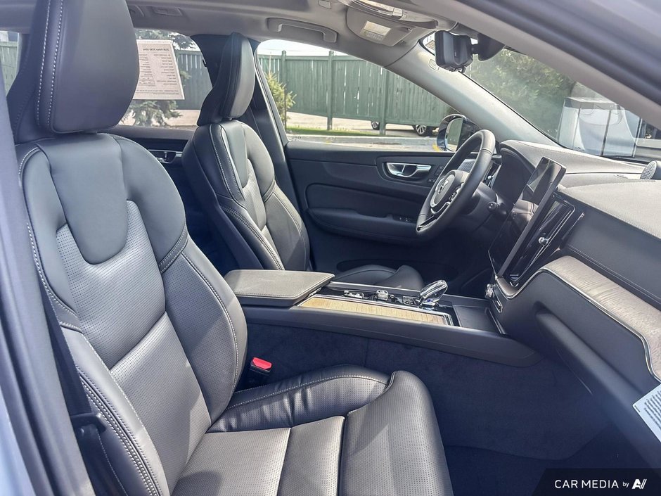 2026 Volvo XC60 Ultra Dark Theme-22